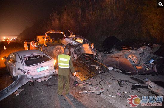 失控大罐車追撞18輛小車致8死26傷現(xiàn)場慘烈 吊車救援現(xiàn)場